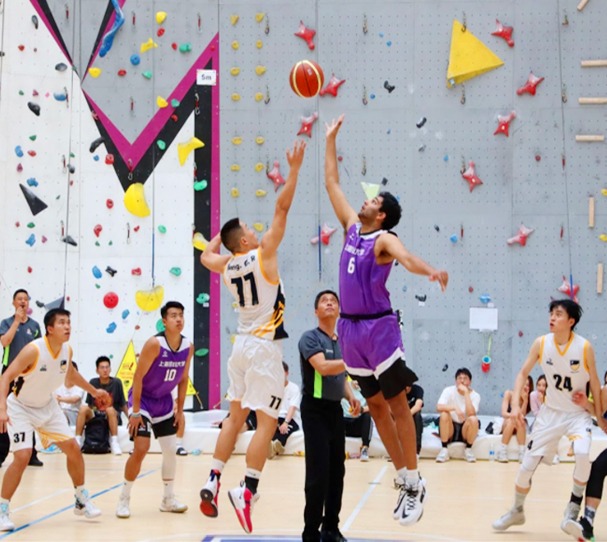 绝了，不满输给巴萨！皇马天才怒踢水杯，自己摔倒，球迷：输不起